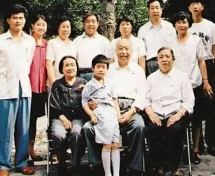 华国锋后人现状如何？子女无一姓华，两子从军，两女从政，很优秀